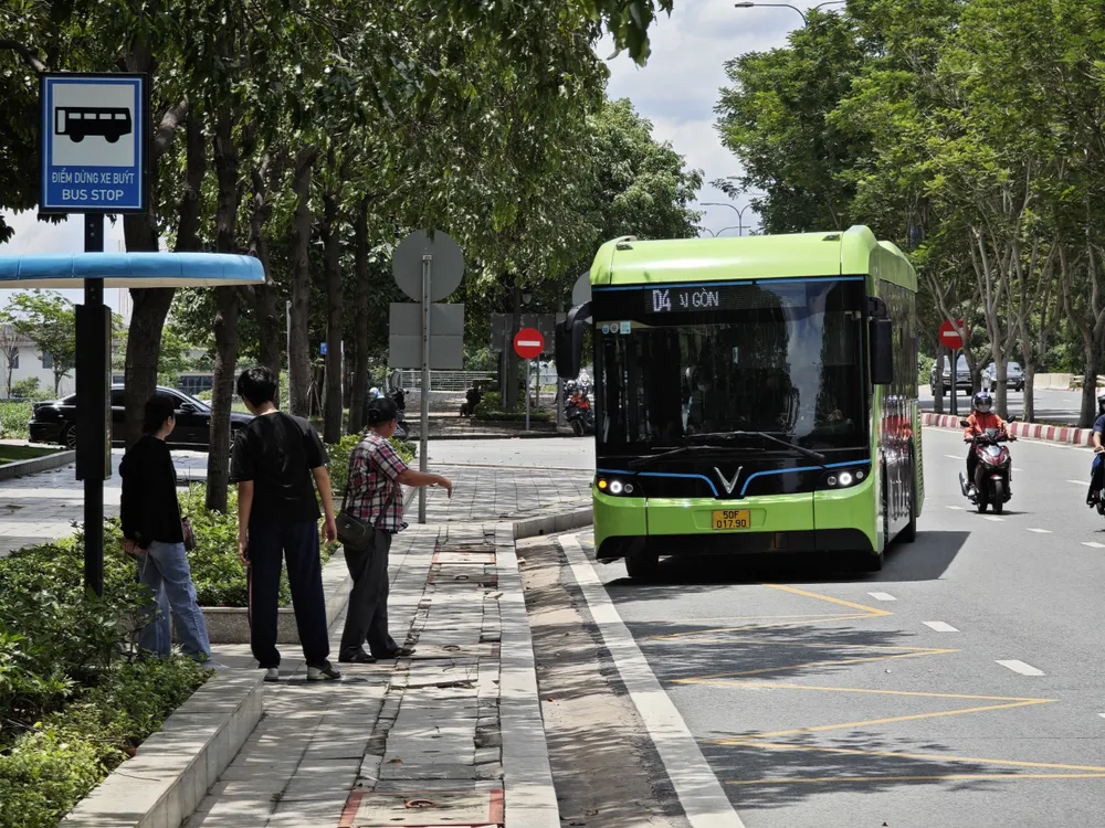 Hiện TP.HCM đã lên sơ đồ các trạm sạc giai đoạn 1 từ nay đến 2030. Trước mắt các bến xe buýt là nơi ưu tiên. Ảnh: ĐÀO TRANG xe buýt điện ở TP.HCM