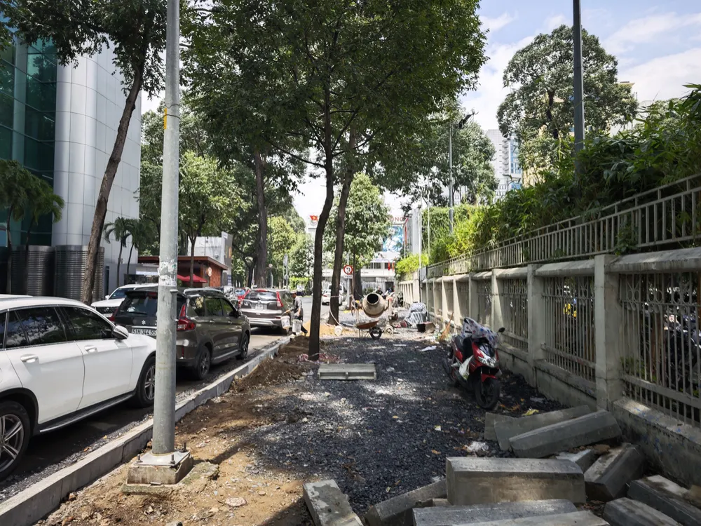 Vỉa hè trên đường Nguyễn Văn Chiêm. Ảnh: ĐÀO TRANG xây dựng diện mạo quận 1