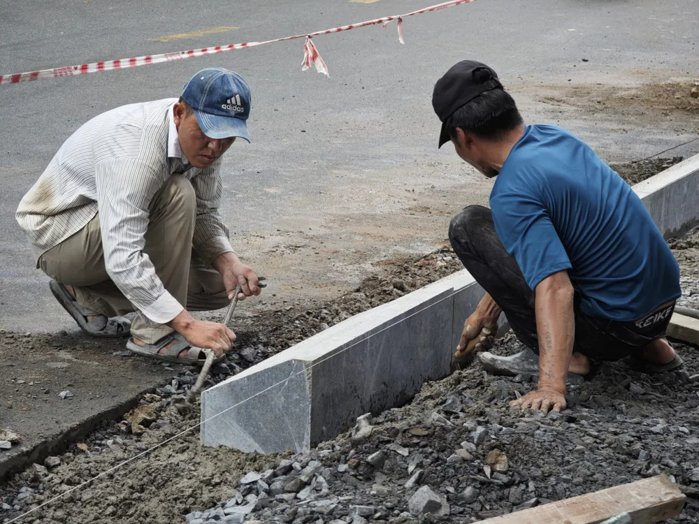 Các công nhân đang tích cực triển khai. dien-mao-quan-14.jpg
