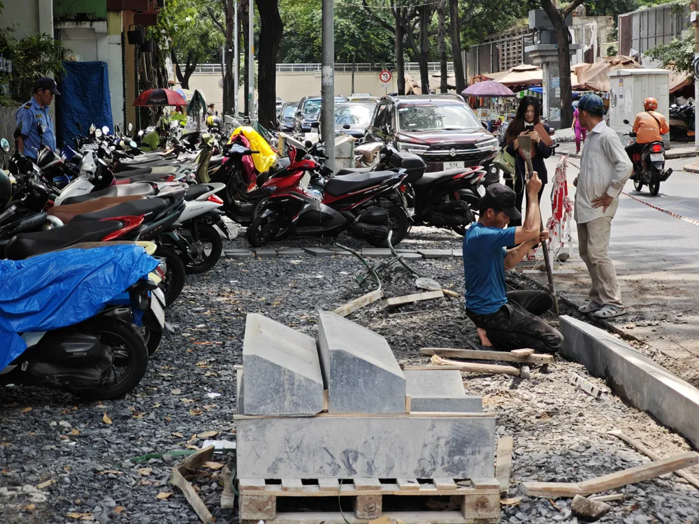 Đa phần các vỉa hè đều được cải tạo sửa chữa từ 14 năm trước. dien-mao-quan-15.jpg