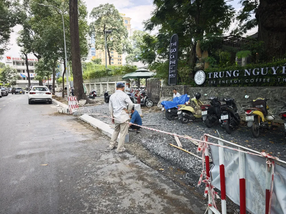 Nhiều tuyến vỉa hè đã bị bong tróc gạch, nên việc nâng cấp là cấp thiết. dien-mao-quan-18.jpg