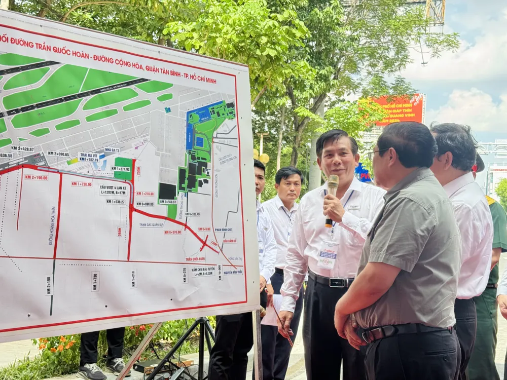 Ông Lương Minh Phúc - Giám đốc Ban Quản lý Dự án Đầu tư xây dựng các công trình giao thông TP.HCM báo cáo tiến độ dự án. Dự án đường Trần Quốc Hoàn