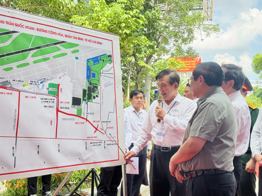 Thủ tướng Phạm Minh Chính đến dự buổi thông xe hầm chui Trần Quốc Hoàn- Phan Thúc Duyện kết nối nhà ga T3 và sân bay Tân Sơn Nhất vào ngày 10-8. Đây là một trong những dự án quan trọng làm thay đổi bộ mặt đô thị TP.HCM. Ảnh: ĐÀO TRANG Thủ tướng Phạm Minh Chính đến dự buổi thông xe hầm chui Trần Quốc Hoàn- Phan Thúc Duyện kết nối nhà ga T3 và sân bay Tân Sơn Nhất vào ngày 10-8. Đây là một trong những dự án quan trọng làm thay đổi bộ mặt đô thị TP.HCM. Ảnh: ĐÀO TRANG