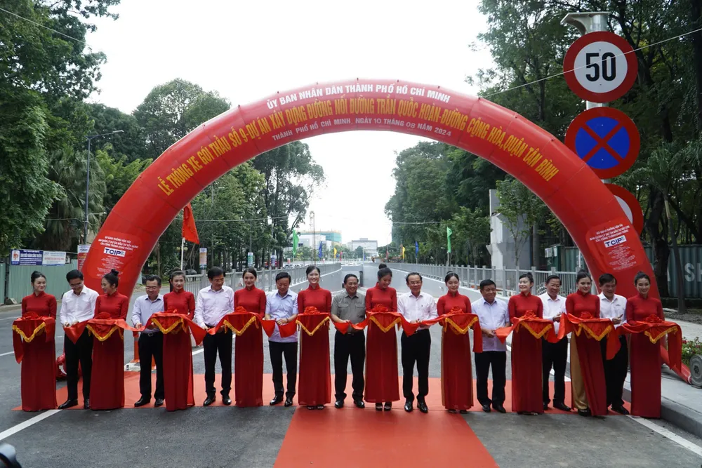 Thủ tướng Phạm Minh Chính cùng lãnh đạo TP.HCM cắt băng khánh thành thông xe hầm chui Trần Quốc Hoàn. Ảnh: ĐÀO TRANG tran-quoc-hoan-12.jpg