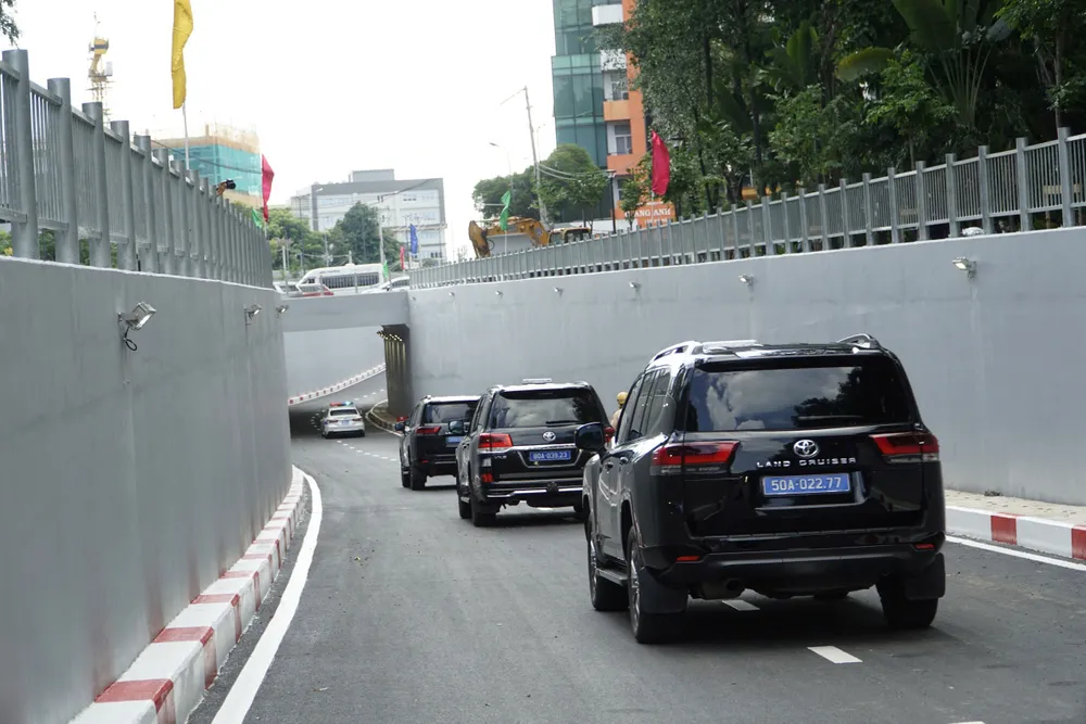 Những chiếc xe đầu tiên đi qua hầm chui Trần Quốc Hoàn. Ảnh: ĐÀO TRANG trần quốc hoàn -13.jpg