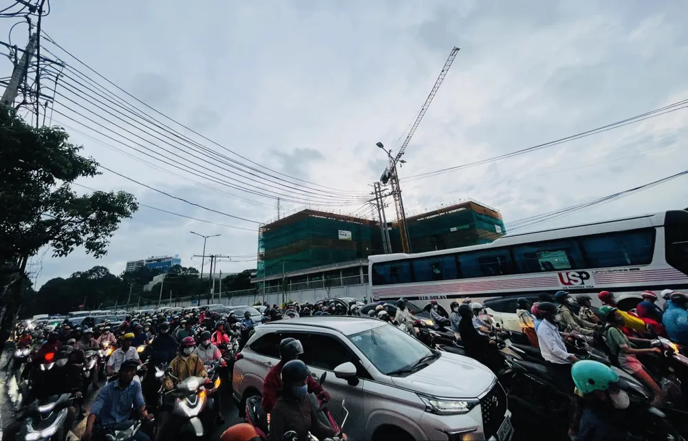 Người dân chưa nắm rõ lộ trình di chuyển. Ảnh: TĐ IMG_1231.jpeg