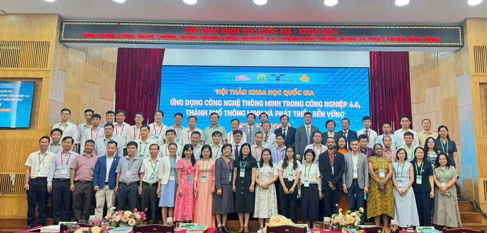 Các nhà khoa học, chuyên gia tham gia Hội thảo khoa học quốc gia STAIS 2024. Ảnh: ĐÀO TRANG Đại học GTVT TP.HCM đăng cai Hội thảo khoa học quốc gia STAIS 2024