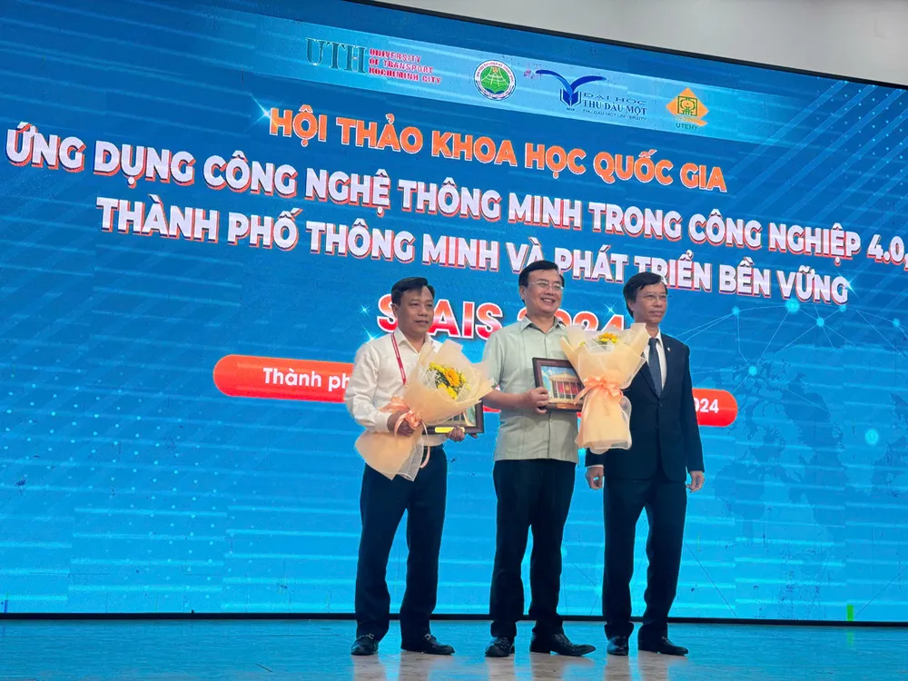 Tại hội thảo, các chuyên gia và nhà khoa học đã cùng nhau chia sẻ những thành tựu nghiên cứu mới nhất. Ảnh: ĐÀO TRANG dai-hoc-gtvt-tphcm.jpg