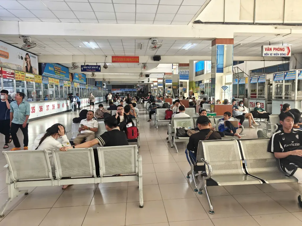 Bến xe Miền Đông, quận Bình Thạnh nhộn nhịp hơn ngày thường. Người dân bắt đầu nghỉ lễ 2-9, các tuyến đường ở TP.HCM đông đúc3-nghi-le-2-9.jpg