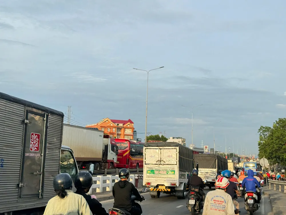 Quốc lộ 1A cửa ngõ phía Đông ùn ứ, các phương tiện di chuyển chậm. Người dân bắt đầu nghỉ lễ 2-9, các tuyến đường ở TP.HCM đông đúc