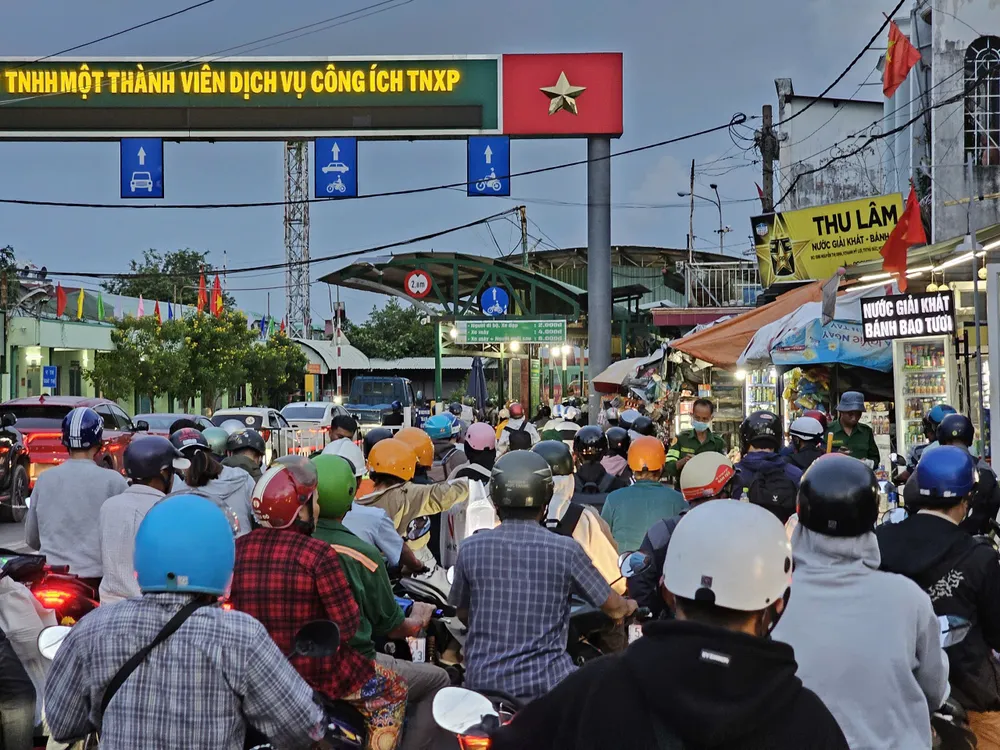 Phà Cát Lái đông đúc vào chiều tối ngày 30-8. Người dân bắt đầu nghỉ lễ 2-9, các tuyến đường ở TP.HCM đông đúc