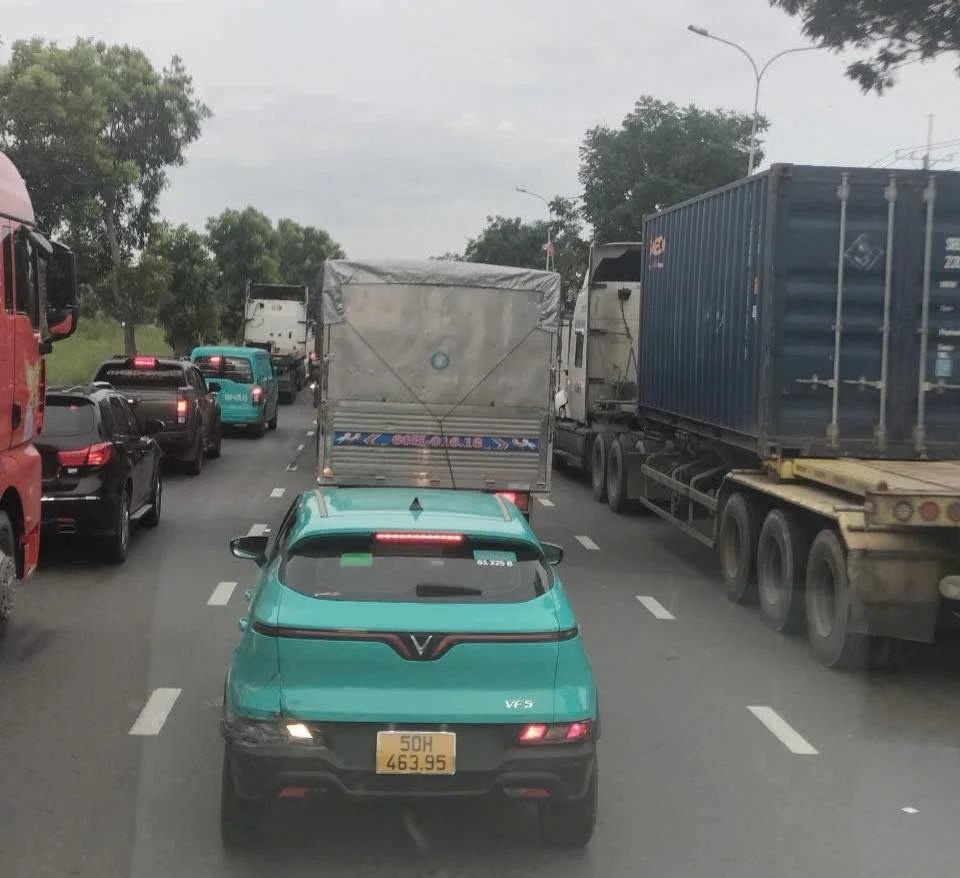 Đường Nguyễn Văn Linh thường xuyên bị ùn ứ. Ảnh: ĐÀO TRANG Lùi thời gian thông xe hầm chui Nguyễn Văn Linh - Nguyễn Hữu Thọ