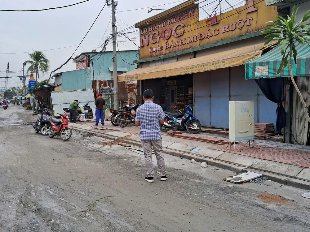 Phần đường dẫn, vỉa hè nối lên cầu Rạch Đỉa cũng đang được triển khai thi công. Ảnh: ĐT cầu Rạch Đỉa, huyện Nhà Bè sắp về đích