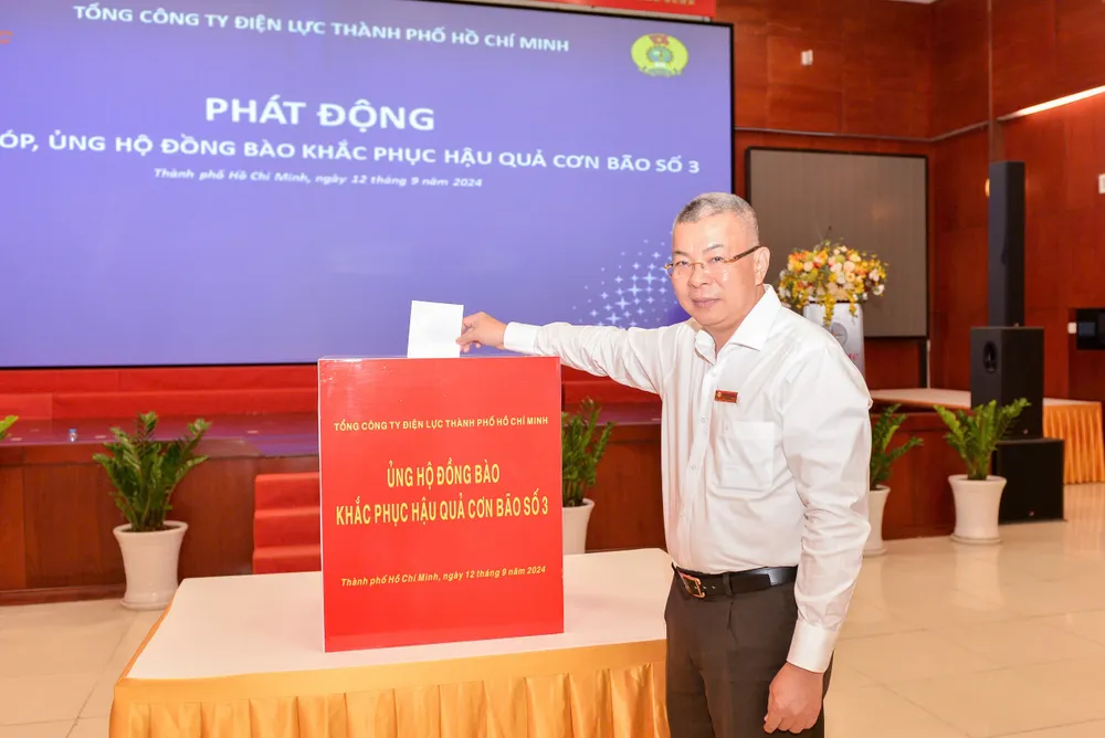 Ông Nguyễn Văn Thanh - Tổng Giám đốc Tổng công ty Điện lực TP.HCM đóng góp ủng hộ các tỉnh phía Bắc. Ảnh: EVNHCMC cung cấp Dien-luc-TP.HCM