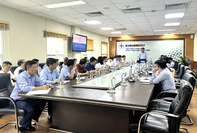 Đoàn làm việc của Tổng Công ty Phát điện 3 tại Công ty Nhiệt điện Mông Dương. Ảnh: EVNGENCO3 EVNGENCO3 động viên và làm việc tại Công ty Nhiệt điện Mông Dương sau bão Yagi