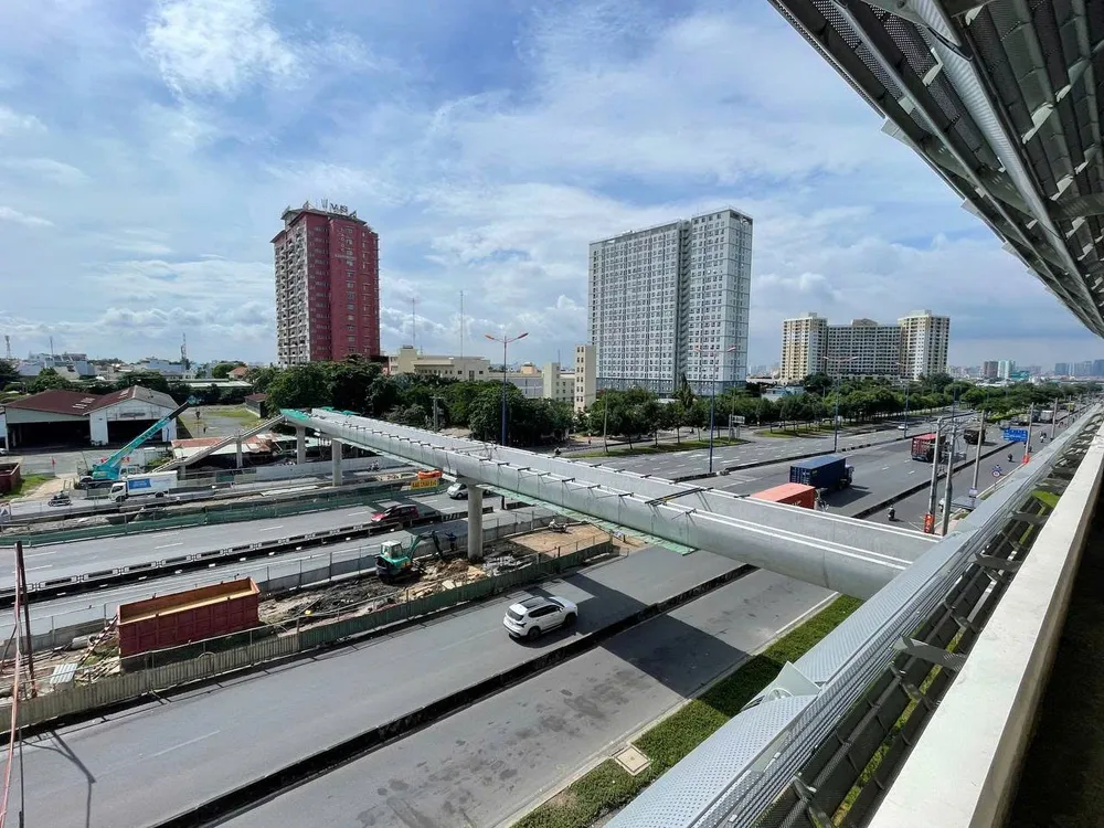 Cầu bộ hành kết nối với ga Thủ Đức, gần ngã tư Thủ Đức. Ảnh: MAUR Đã hoàn thiện 9 cầu bộ hành kết nối metro số 1, sắp bỏ cấm tải lên cầu vượt ngã tư Thủ Đức