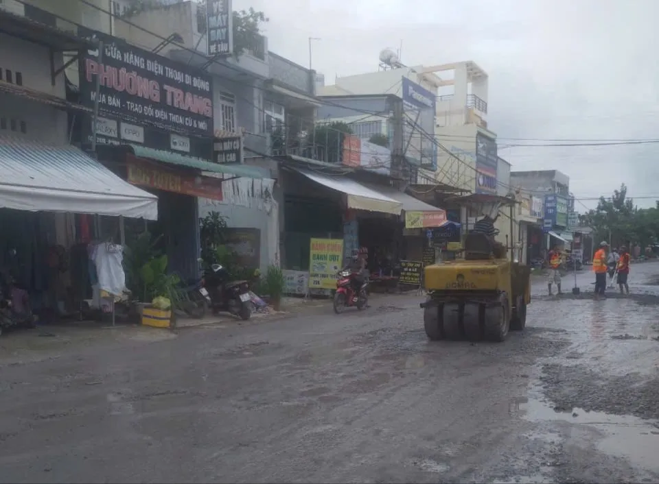Đường Lò Lu lầy lội sau cơn mưa đang được khắc phục. Ảnh: CTV duong-lo-lu-1.jpg