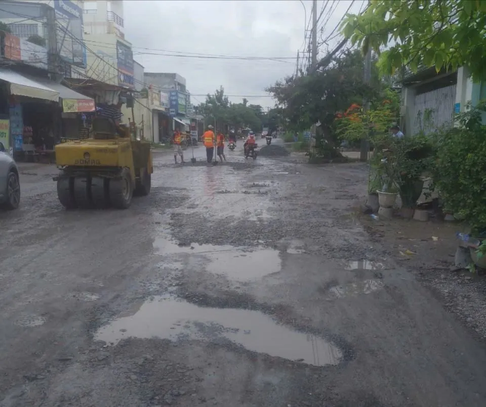 Đơn vị thi công khắc phục, đảm bảo an toàn giao thông trên đường Lò Lu, phường Trường Thạnh. Ảnh: CTV duong-lo-lu-2.jpg