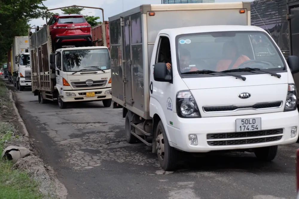Hình ảnh đường Nguyễn Văn Linh xuống cấp. Ảnh: ĐT Khắc phục ổ gà trên đường Nguyễn Văn Linh, sẵn hàng thông xe hầm chui lớn phía Nam TP.HCM
