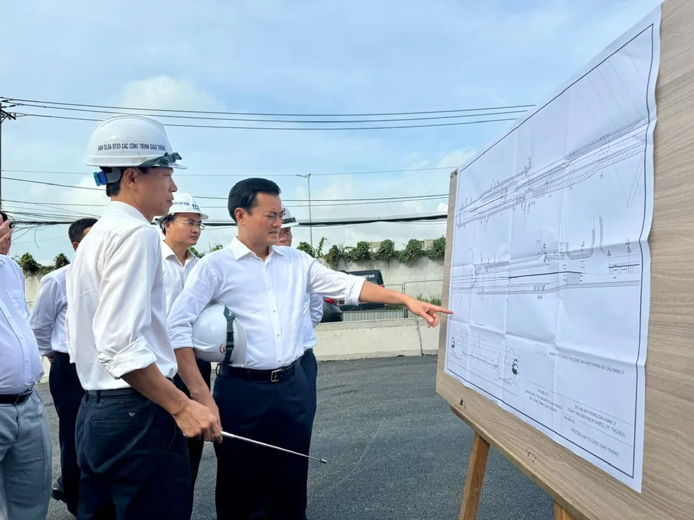 Phó Chủ tịch UBND TP.HCM Bùi Xuân Cường đã tiến hành kiểm tra, đôn đốc tiến độ dự án xây dựng cầu Nam Lý, TP Thủ Đức. Ảnh: ĐT cầu Nam Lý thông xe
