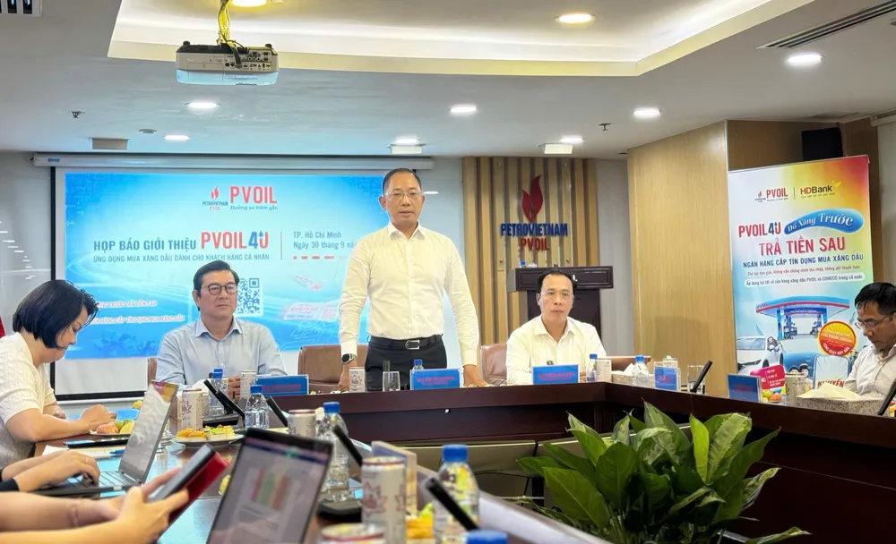 PVOIL ra mắt ứng dụng (app) mua xăng dầu dành cho khách hàng cá nhân với tên gọi “PVOIL 4U". Ảnh: ĐT Dễ dàng cho tặng phiếu xăng dầu, 'đổ xăng trước - trả tiền sau' qua ứng dụng PVOIL 4U