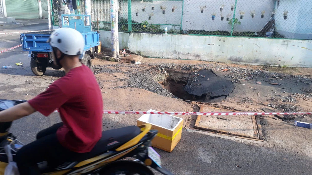 Hố sâu khồng lồ sâu khoảng 1m.