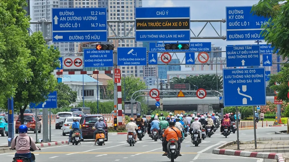 Ngành giao thông sẽ định danh từng phương tiện, người điều khiển phương tiện. Ảnh: ĐÀO TRANG Ngành giao thông sẽ định danh người điều khiển phương tiện, tới từng phương tiện
