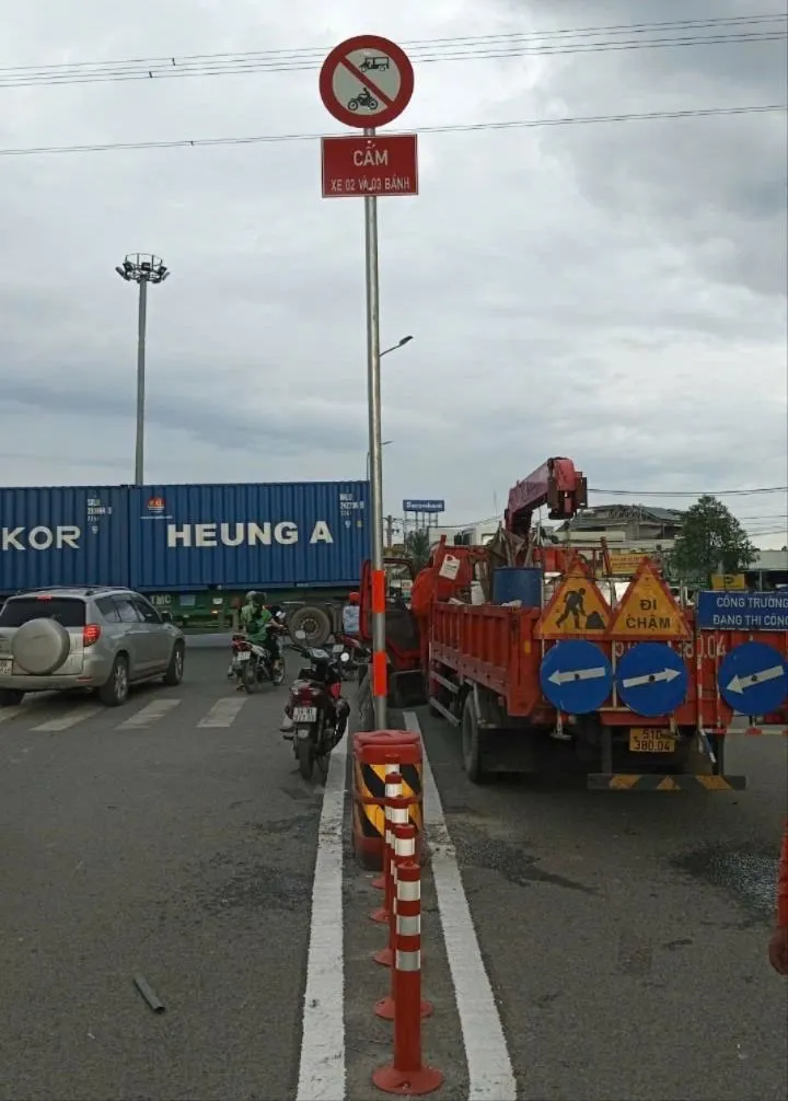 Các đơn vị đang tích cực triển khai cải tạo vòng xoay Phú Hữu. Ảnh: CTV IMG_5625.jpeg