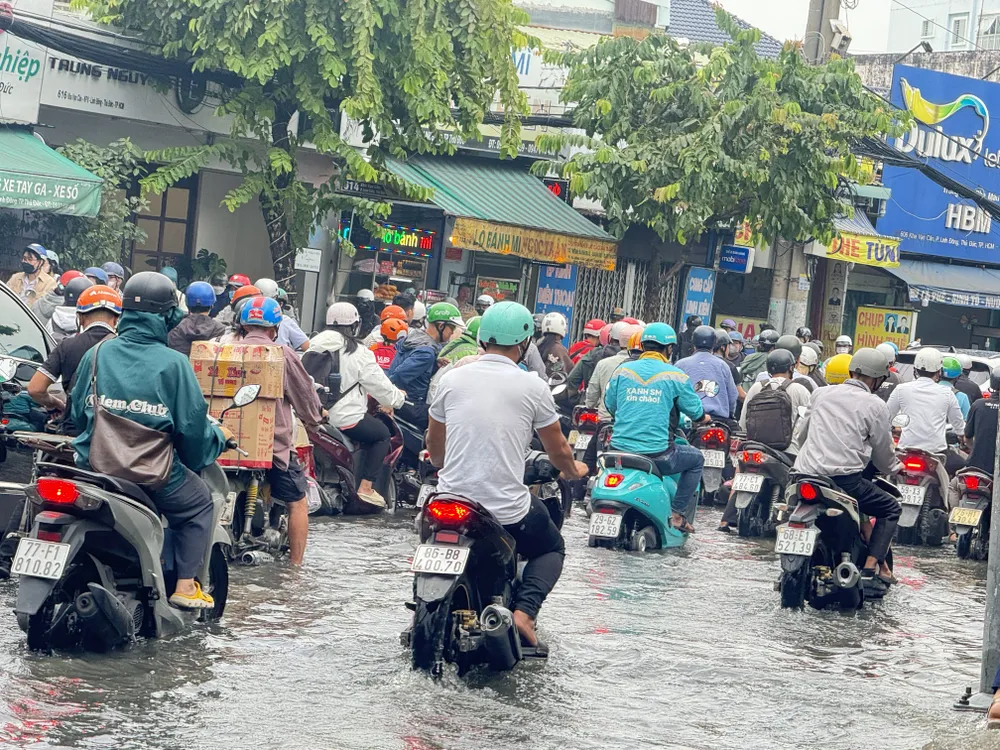 Cả dòng xe vất vả vượt qua điểm ngập. duong-kha-van-can