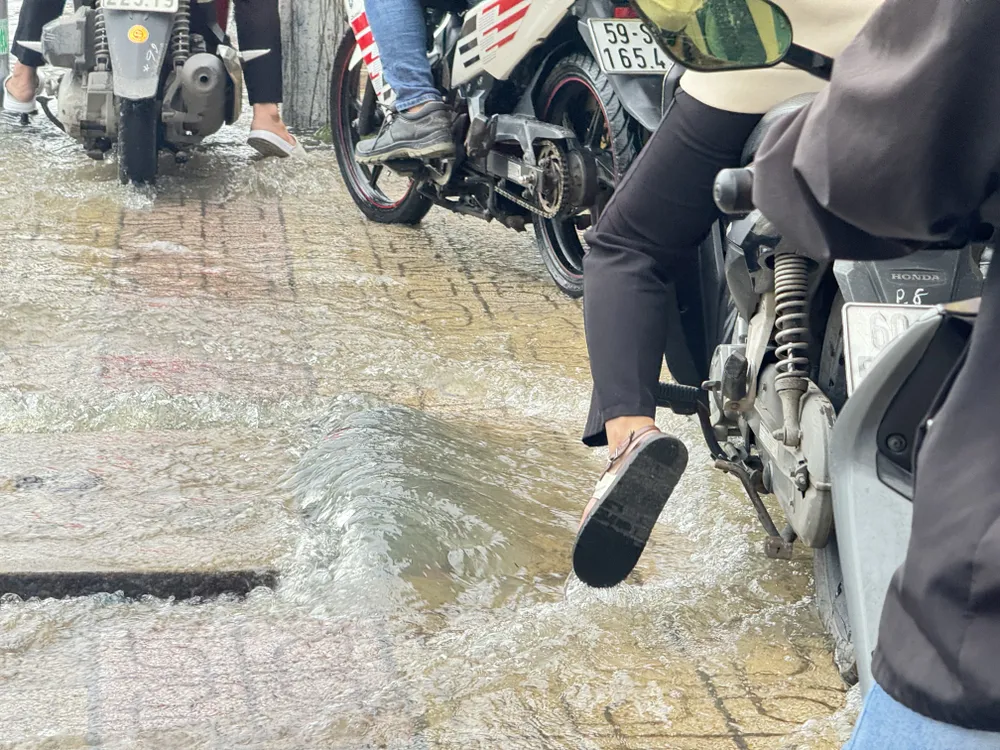 Nước từ cống thoát nước tràn lên. duong-kha-van-can