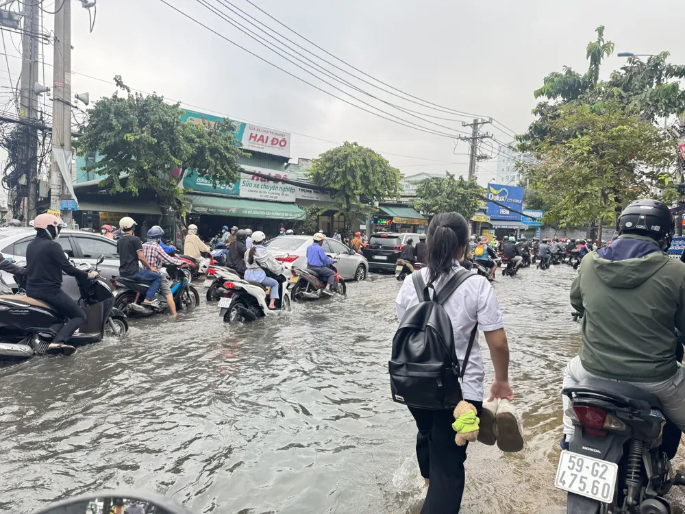 Tình trạng ngập sâu xuất hiện vào sớm ngày 21-10. duong-kha-van-can