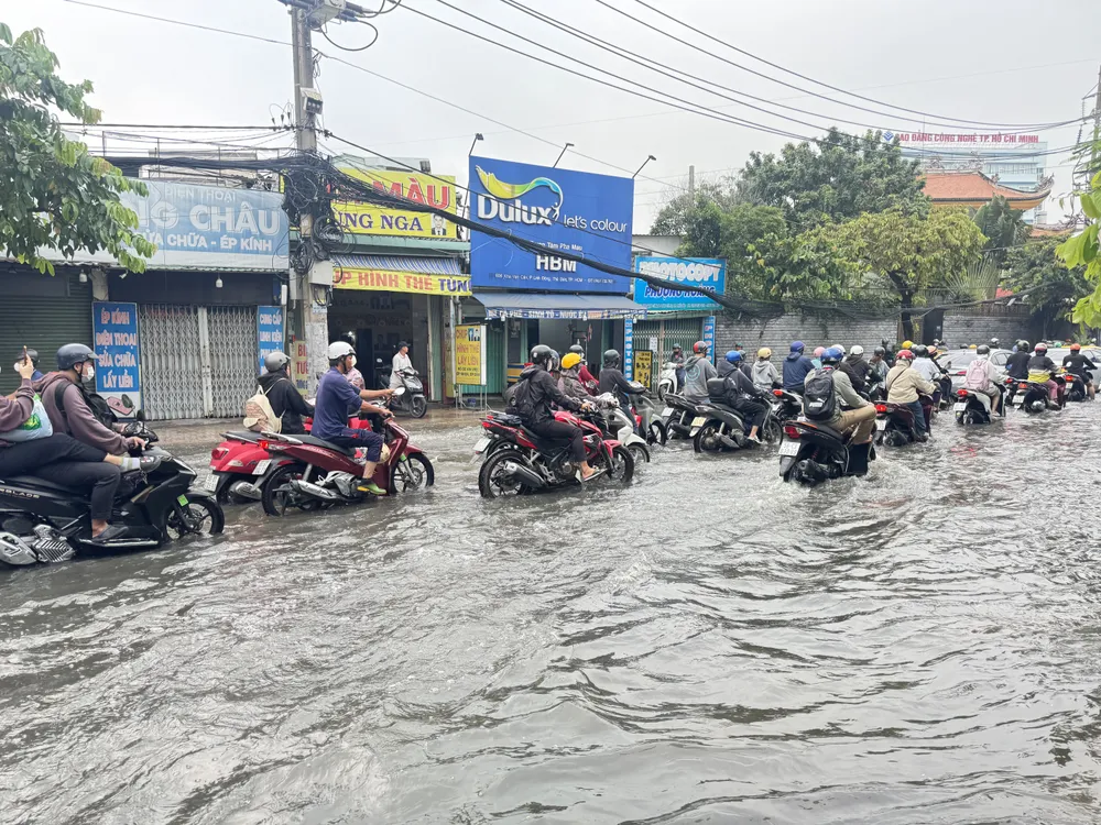 Nhiều đoạn ngập sâu, người dân phải né qua làn đường còn lại. IMG_5713.jpeg