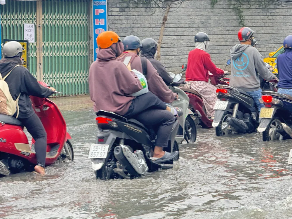 Giao thông hỗn loạn trên đường Kha Vạn Cân. duong-kha-van-can
