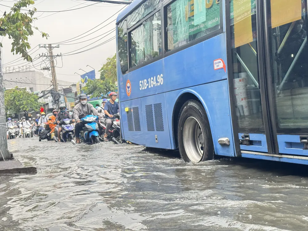 Mỗi lần có xe lớn, hàng loạt xe máy di chuyển khó khăn hơn. IMG_5735.jpeg