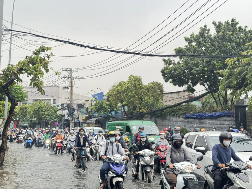 Ngập nước vào giờ cao điểm khiến cả khu vực kẹt xe IMG_5740.jpeg