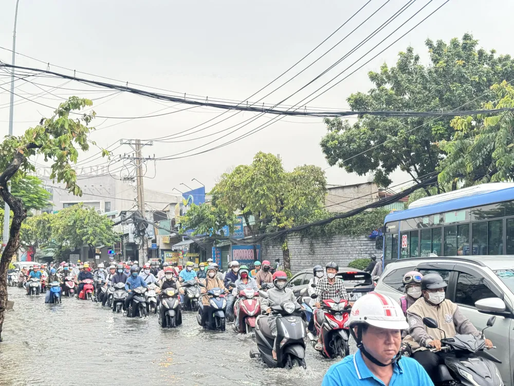 Nhiều phương tiện bị chết máy. duong-kha-van-can