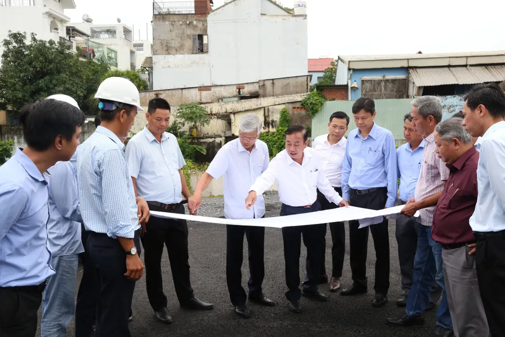 Phó Chủ tịch UBND TP.HCM Võ Văn Hoan kiểm tra, đốc thúc tiến độ dự án xây dựng đường nối Trần Quốc Hoàn - Cộng Hoà. Ảnh: CTV Phó Chủ tịch UBND TP.HCM Võ Văn Hoan đã tiến hành kiểm tra, đốc thúc tiến độ dự án xây dựng đường nối Trần Quốc Hoàn - Cộng Hoà.