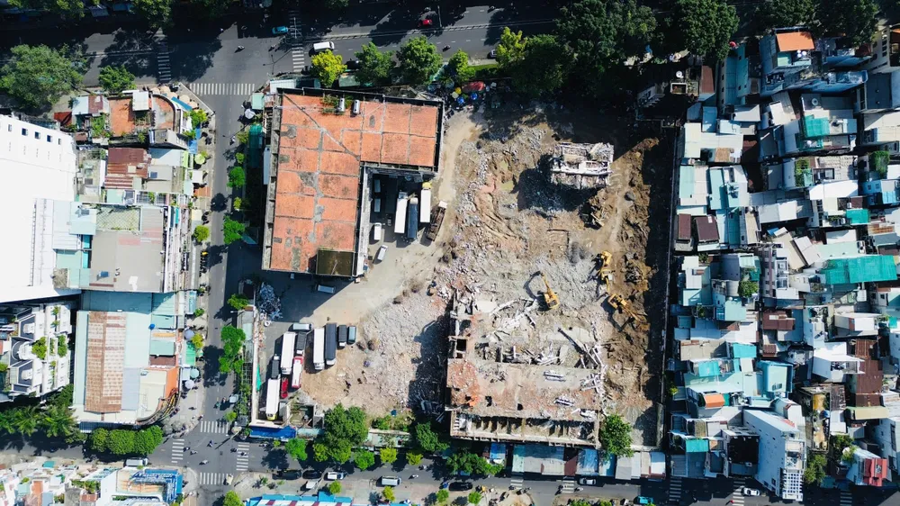 Đang tháo gỡ công trình trên khu đất vàng đường Lê Hồng Phong, quận 10