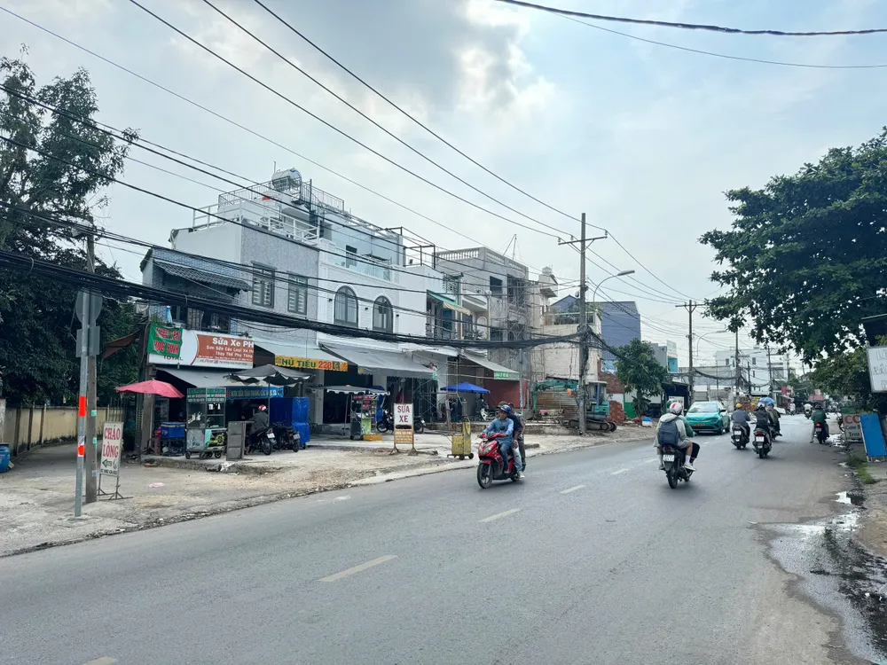 Người dân tích cực bàn giao mặt bằng trên đường Lã Xuân Oai, TP Thủ Đức.