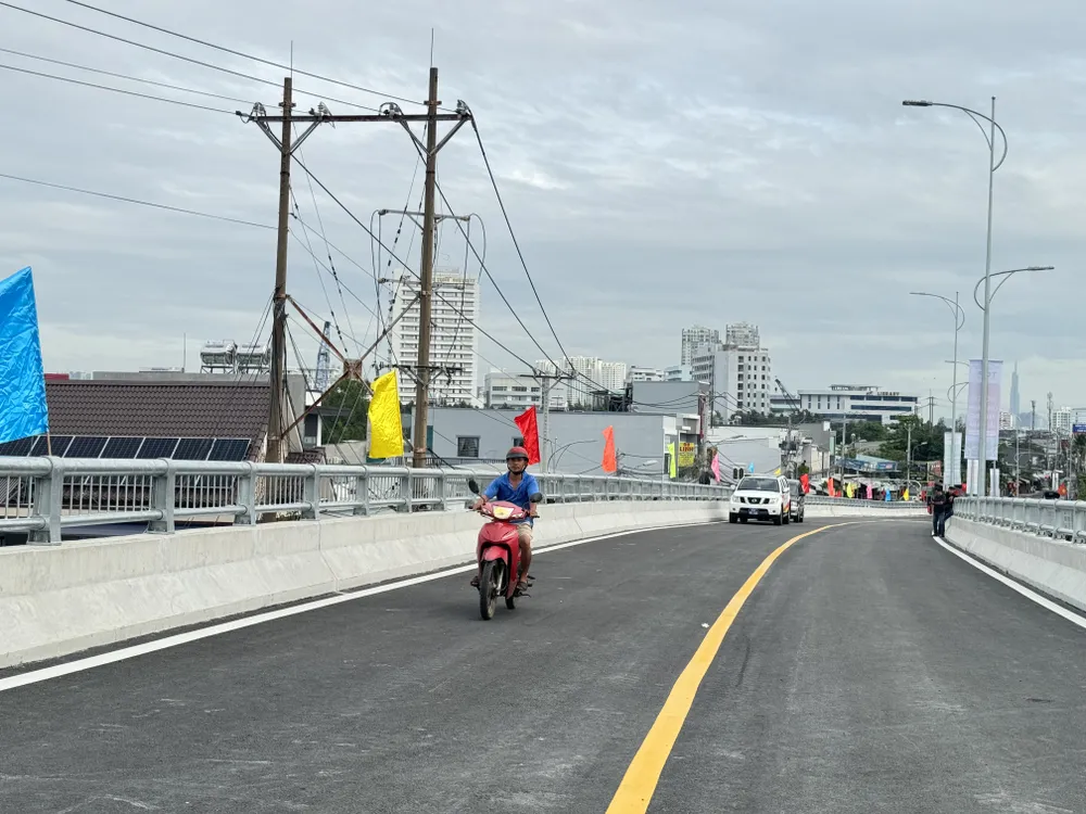 Người dân vui mừng đi trên cây cầu mới. Ảnh: ĐT Khánh thành cầu Rạch Đỉa