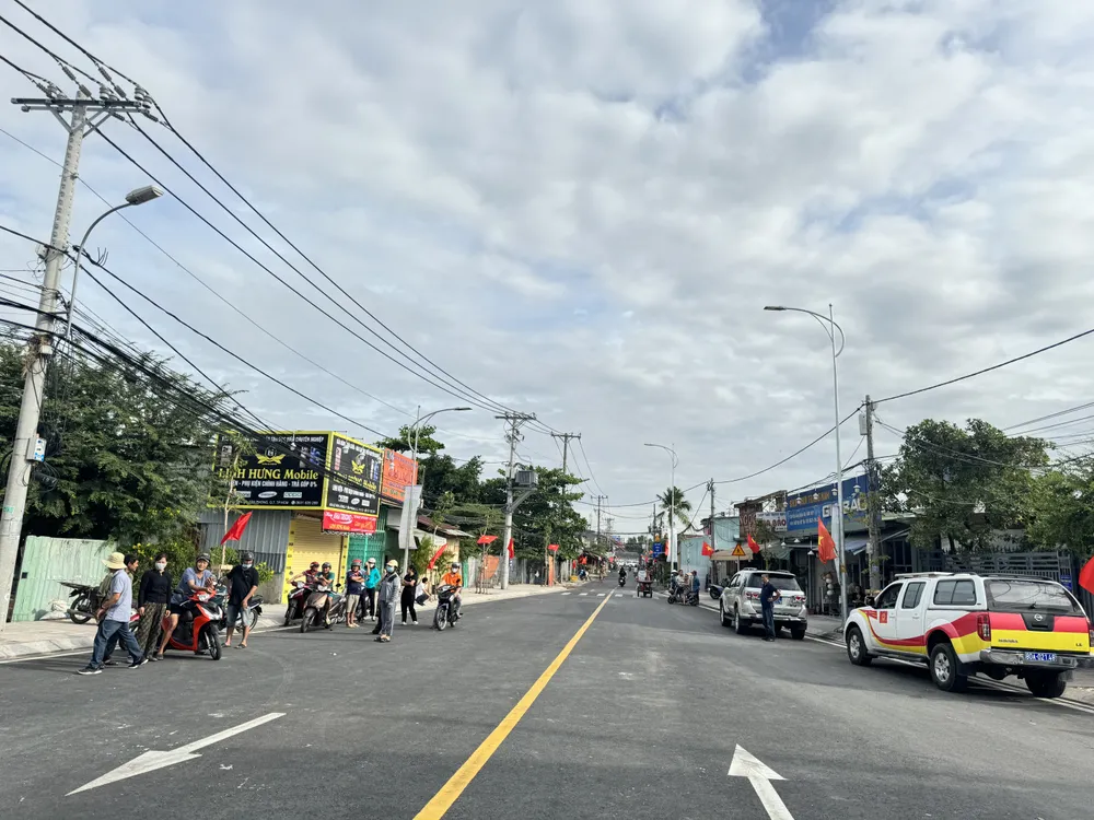 Từ ngày 28-11, người dân được di chuyển qua cầu mới. IMG_8185.jpeg