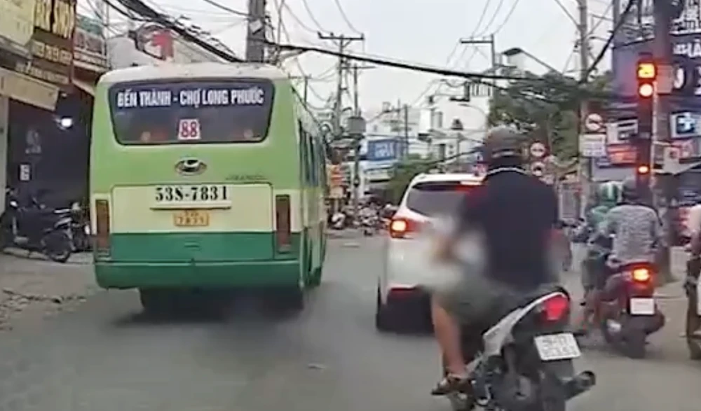 Tài xế xe buýt vượt đèn đỏ ở TP.HCM bị đình chỉ hoạt động