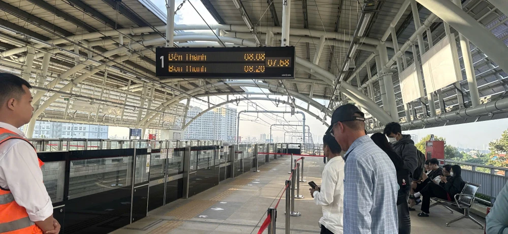 Người dân háo hức đi làm, trải nghiệm metro số 1