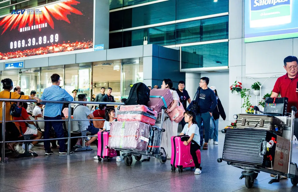 Hành khách đi lại nhộn nhịp qua sân bay Tân Sơn Nhất ngày đầu năm mới 2025