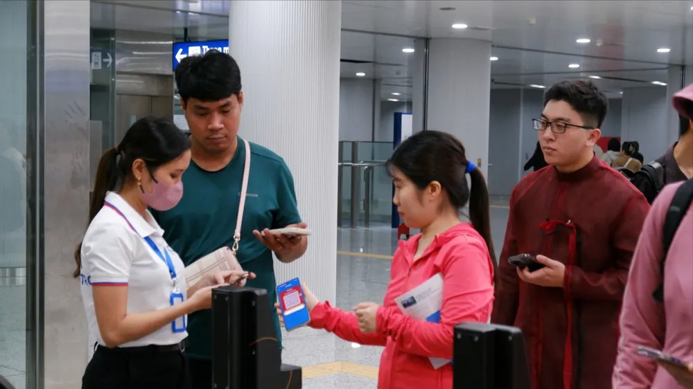 Từ hôm nay, hành khách đi metro số 1 cần quẹt thẻ, quét mã