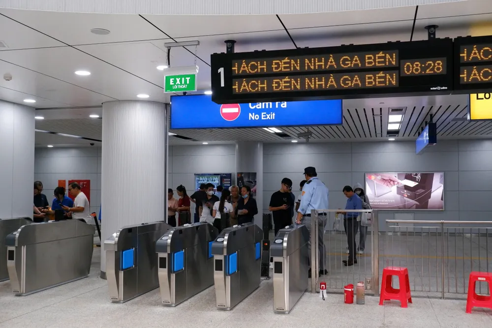 Tuy nhiên, nhìn nhận thực tế vẫn còn một số trường hợp vi phạm văn hoá đi metro.