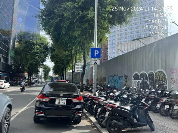 Điểm dừng xe buýt thành bãi đậu xe, hành khách có tiếp cận