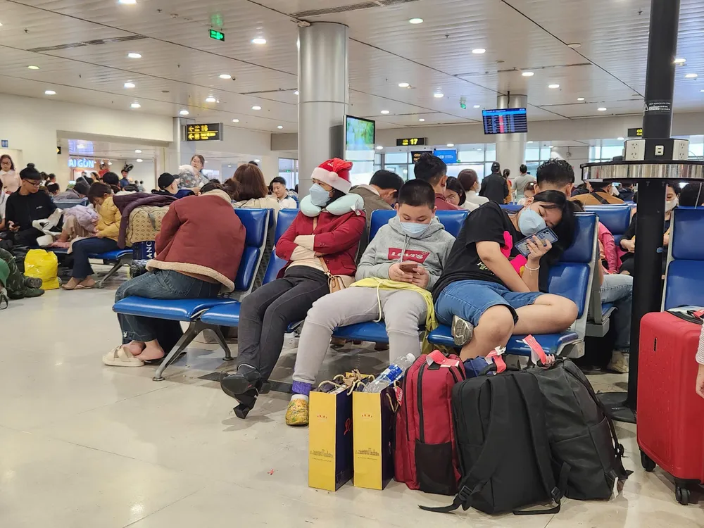 Tới sân bay Tân Sơn Nhất từ 4 giờ sáng mới biết delay thành 10 giờ