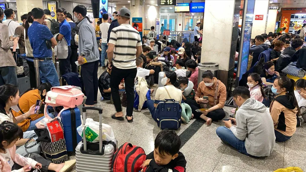 Sân bay Tân Sơn Nhất delay nhiều chuyến bay, Bến xe Miền Đông mới bước vào cao điểm Tết