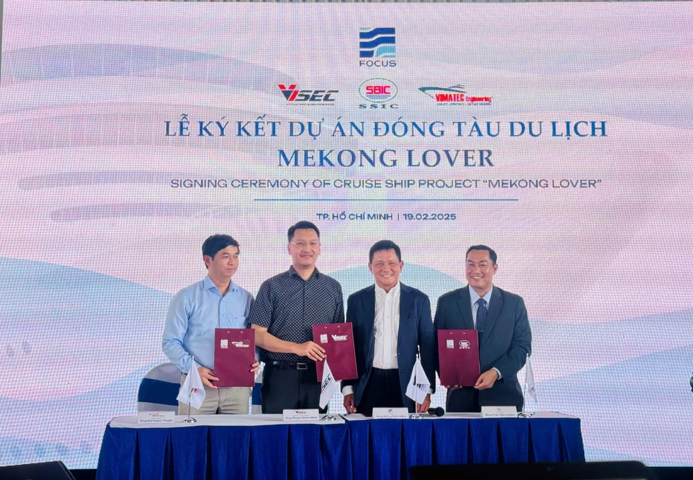4 đơn vị cùng kỳ kết dự án đóng tàu du lịch Mekong Lover - đây là biểu tượng mới của du lịch đường sông.